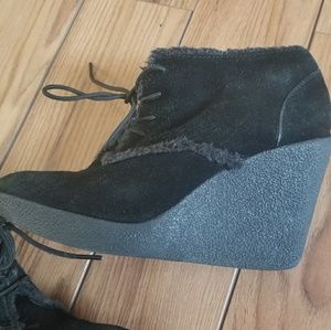libby. edelma Faux Suede Fur Black Wedge 4" Size 8